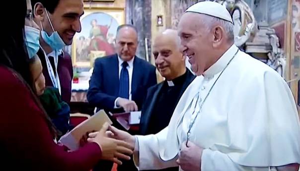 Cijepljeni papa Franjo s mnogima bio u bliskom kontaktu nakon mise u Italiji