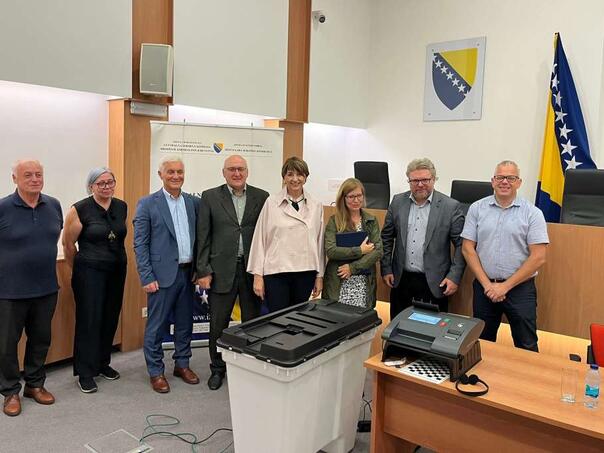 CIK BiH preuzeo 174 optička skenera za pilot projekt uz podršku USAID-a