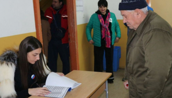 CIK objavio izlaznost do 15 sati: U Bihaću glasalo 13.255, u Tuzli 18.474 birača