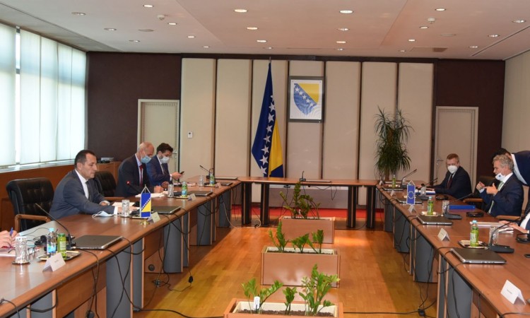 Cikotić i Varhelyi razgovarali o sigurnosnoj situaciji BiH