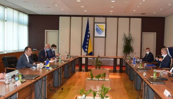 Cikotić i Varhelyi razgovarali o sigurnosnoj situaciji BiH