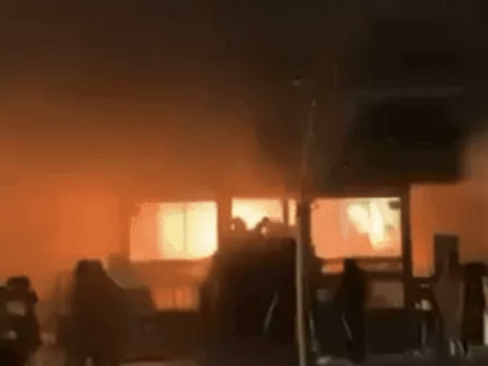 Čini se da je ovo početak požara u švicarskom baru, širi se mrežama