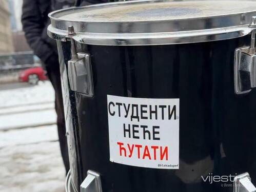 Ćirilicom ispisana poruka na bubnju privukla pažnju na protestu