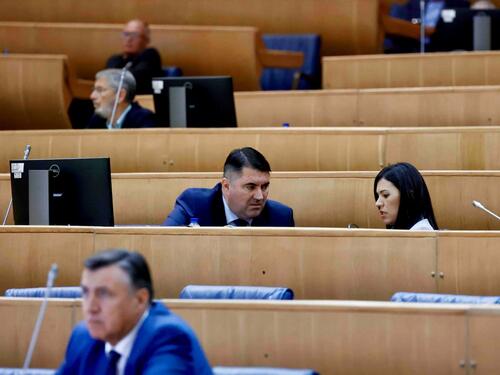 Cirkus u Parlamentu: Zastupnici se igraju pauzama dok građani čekaju budžet