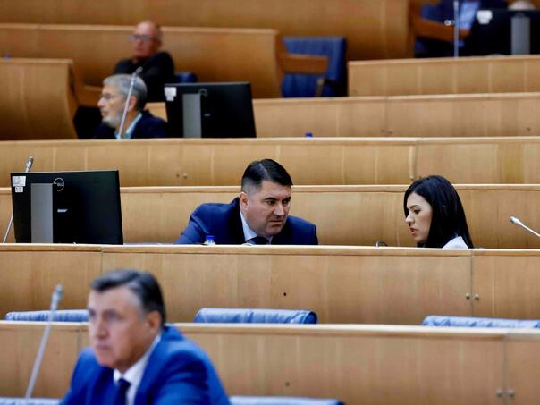 Cirkus u Parlamentu: Zastupnici se igraju pauzama dok građani čekaju budžet