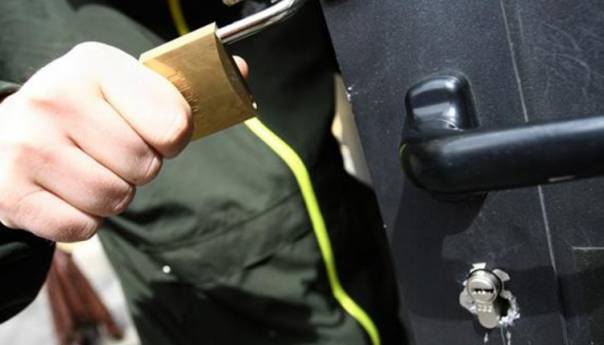 Čistačica lažno prijavila pljačku, uhapšena sa dva saučesnika