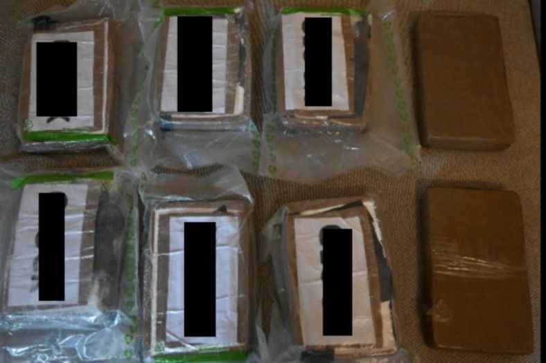 Čistačica slučajno pronašla devet kg kokaina, uhapšen Srbin