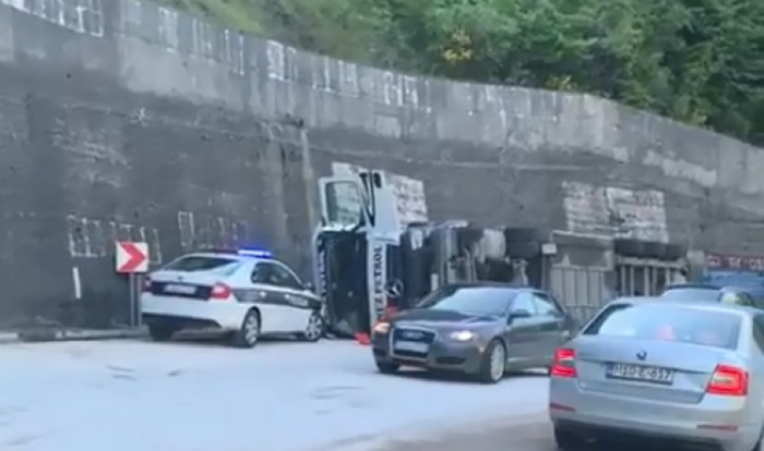 Cisterna se prevrnula na Bradini, usporen saobraćaj
