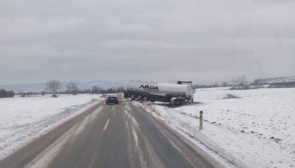 Cisterna sletila s kolovoza kod Modriče