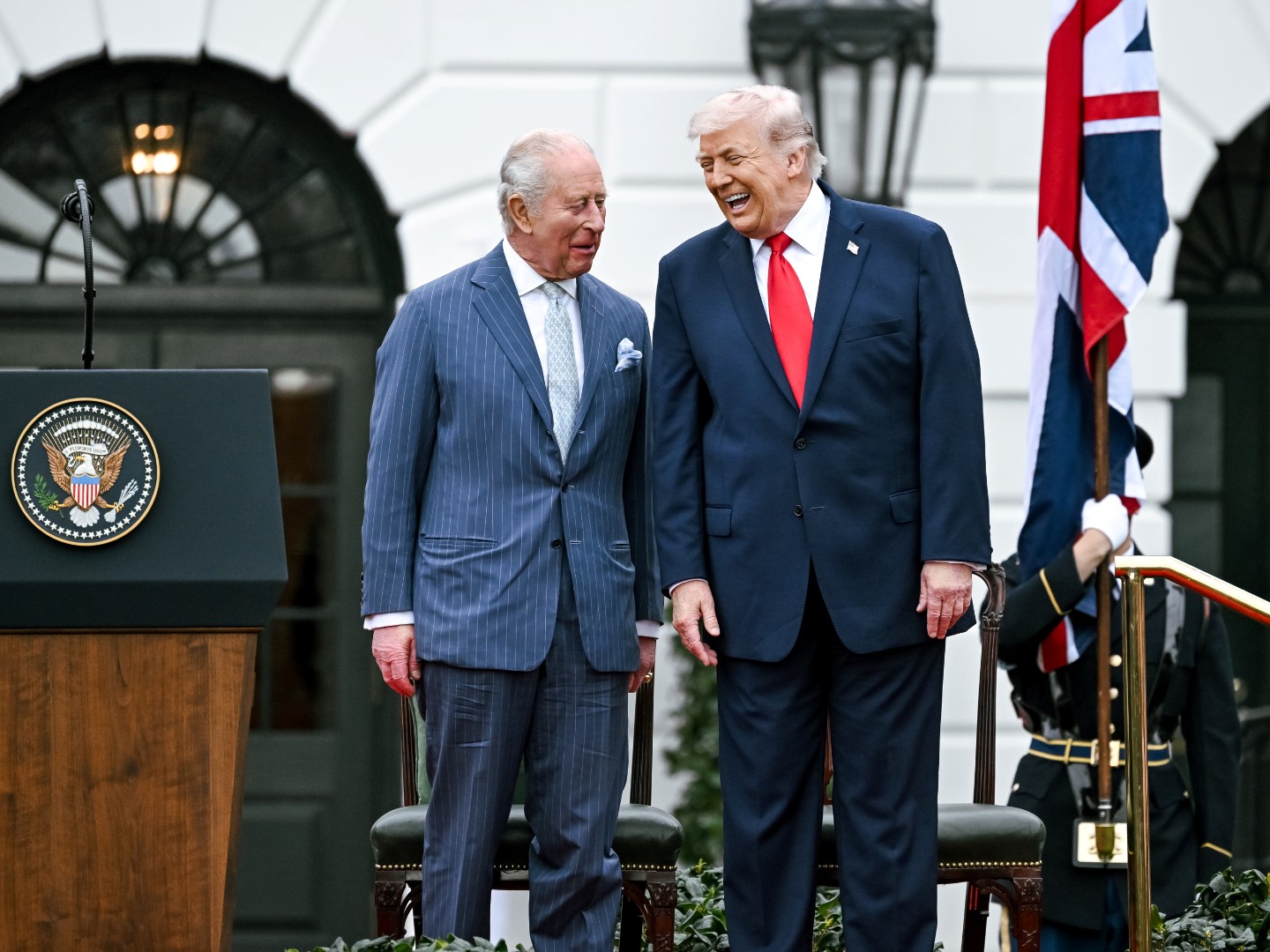 Čitačica s usana otkrila šokantan razgovor Trumpa i Charlesa: "On želi rat..."