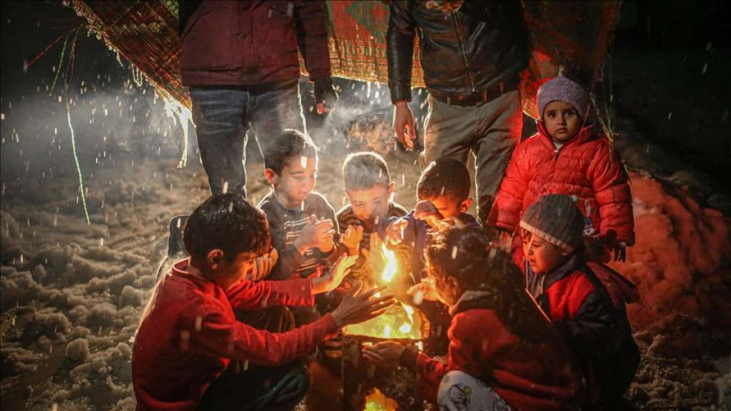 Civili u kampovima u Idlibu spaljuju odjeću da bi se ugrijali