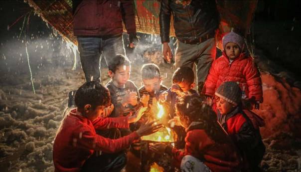 Civili u kampovima u Idlibu spaljuju odjeću da bi se ugrijali