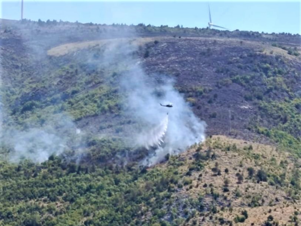 Civilno-vojna saradnja na djelu: Helikopter OS BiH pomogao u gašenju požara na Fortici