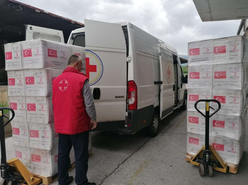 Čizme, isušivači, pumpe za vodu, deke i hrana na putu za USK