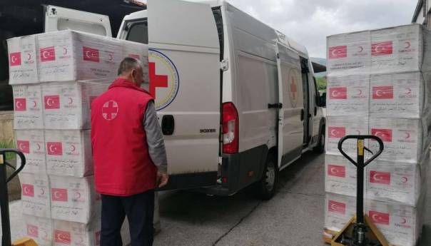 Čizme, isušivači, pumpe za vodu, deke i hrana na putu za USK