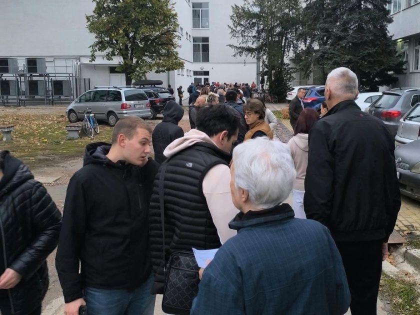 Član biračkog odbora u Šapcu napadnut i izguran iz prostorije