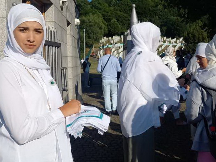 Članice Udruženja pokret "Majke enklava Srebrenica i Žepa" podijelile bijele marame u Potočarima