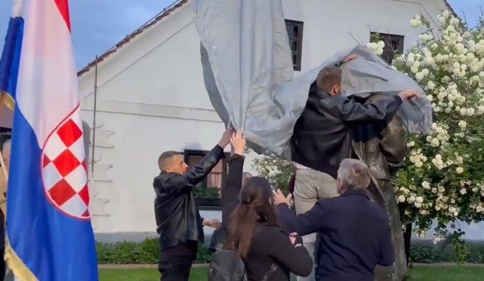 Članovi Domovinskog pokreta u Kumrovcu ceradom prekrili kip Tita