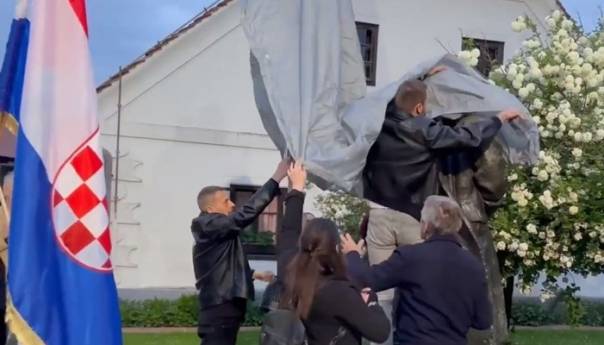 Članovi Domovinskog pokreta u Kumrovcu ceradom prekrili kip Tita