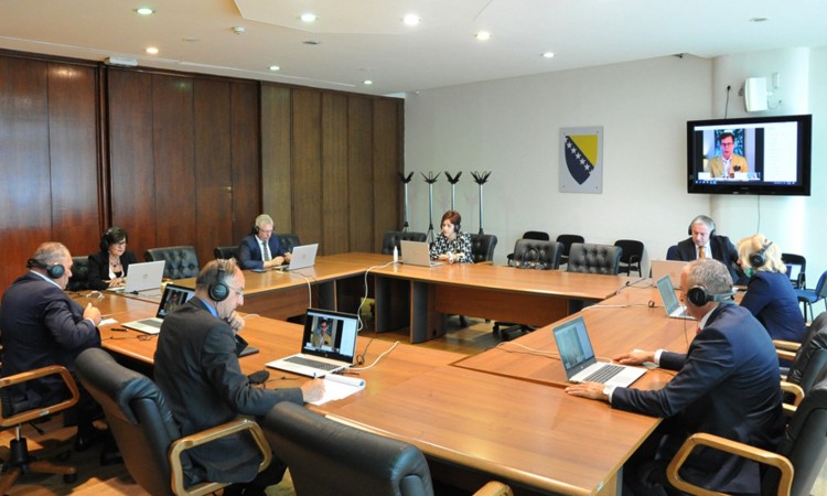 Članovi istražne komisije za pravosuđe s Nelsonom