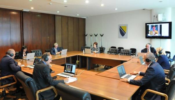 Članovi istražne komisije za pravosuđe s Nelsonom