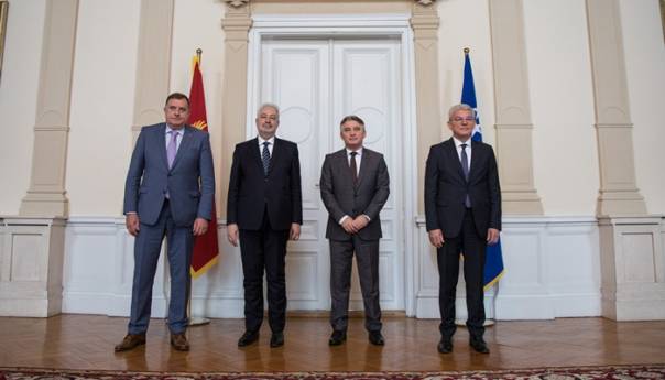 Članovi Predsjedništva BiH razgovarali s Krivokapićem
