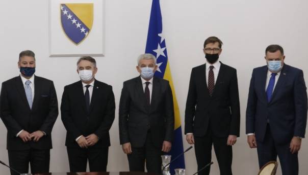 Članovi Predsjedništva BiH s Escobarom i Makovecom