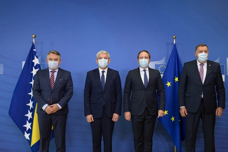 Članovi Predsjedništva na radnom ručku sa Varheljijem