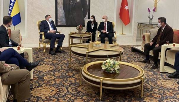 Članovi Predsjedništva u Ankari dočekani uz najveće državne počasti