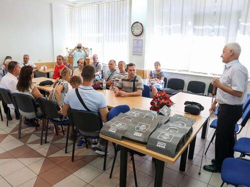 Članovi Udruženja slijepih KS dobili mobitel prilagođen njihovim potrebama