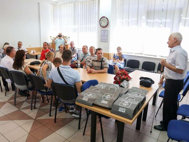 Članovi Udruženja slijepih KS dobili mobitel prilagođen njihovim potrebama