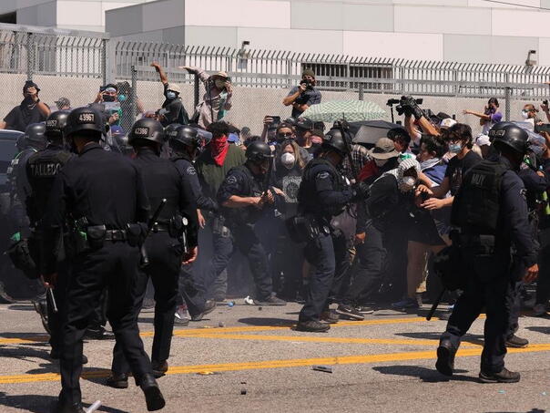 CNN-ovom novinaru policajci stavili ruke na leđa, udaljili cijelu TV ekipu