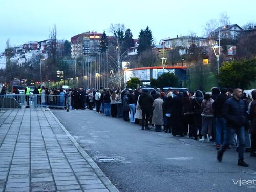 Čolić otvara sarajevski koncertni maraton, gužva i euforija pred Zetrom