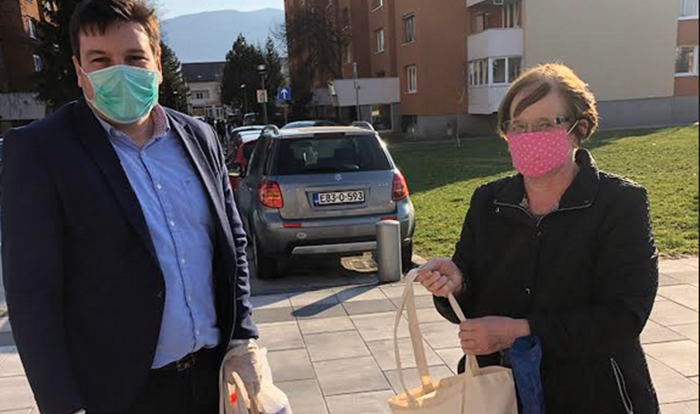 Čolpa starijim osobama dijelio sredstva za zaštitu od virusa