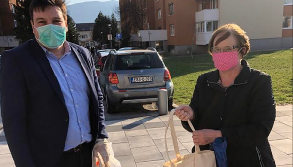 Čolpa starijim osobama dijelio sredstva za zaštitu od virusa