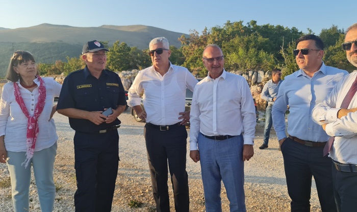 Čović i Grlić Radman obišli požarom pogođeni Tomislavgrad