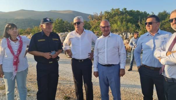 Čović i Grlić Radman obišli požarom pogođeni Tomislavgrad