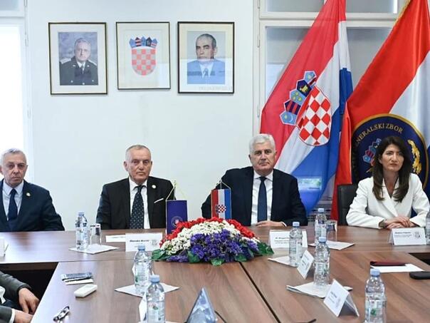 Nakon Lučićevih napada: Čović u Zagrebu traži podršku generala