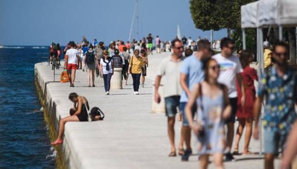 Covid-19 ugrozio svjetski turizam: Do kraja aprila 44 posto manje turista