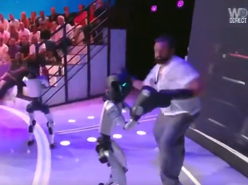 Čovjek se ozbiljno potukao sa robotima, pogledajte kako je završilo