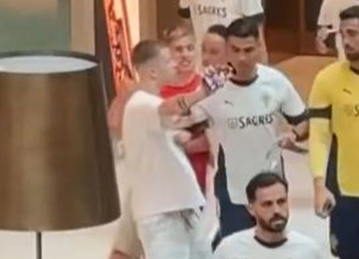 Cristiano Ronaldo odgurnuo fana koji je pokušao napraviti selfie