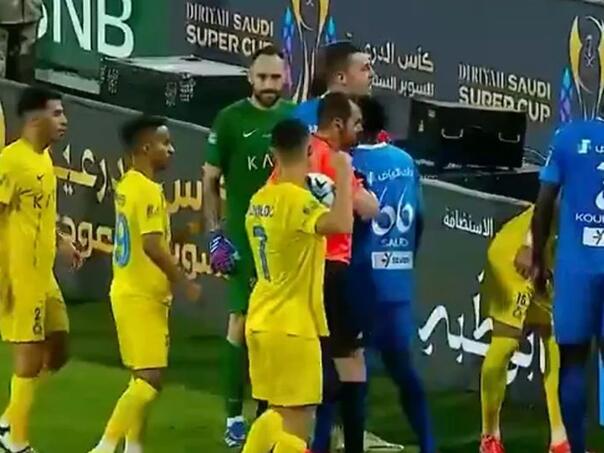 Cristiano Ronaldo potpuno izgubio živce i krenuo da šakom udari sudiju