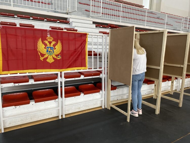 Crna Gora: Do 15 sati glasalo 49,8 odsto birača