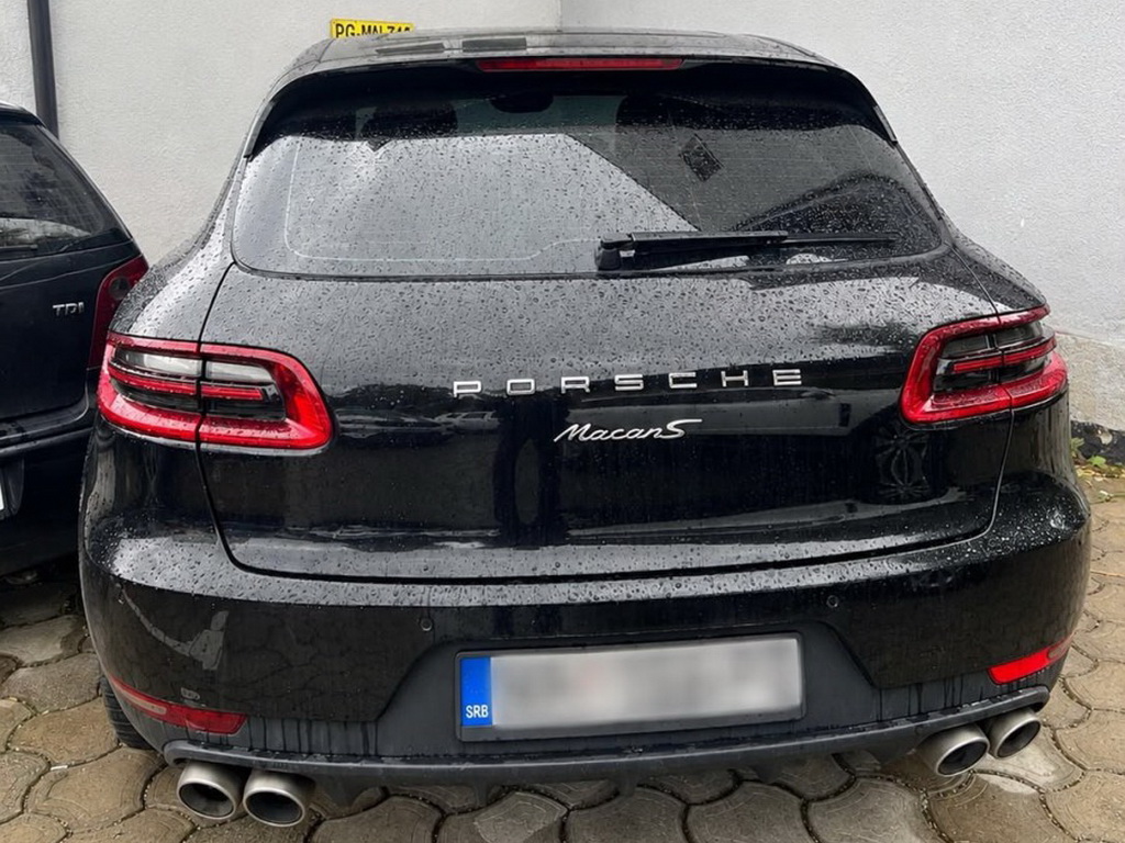Crna Gora: Oduzeto 11 komada oružja i "Porsche Macan", jedna osoba uhapšena