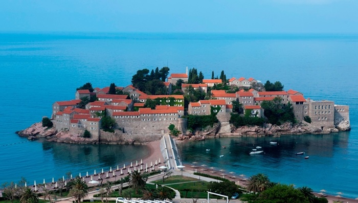 Crna Gora otvaranjem granice za Ruse spašava turističku sezonu
