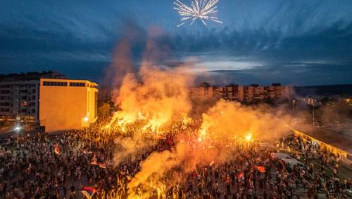 Crna Gora slavi i večeras: Sirene, vatrometi i kolone na ulicama