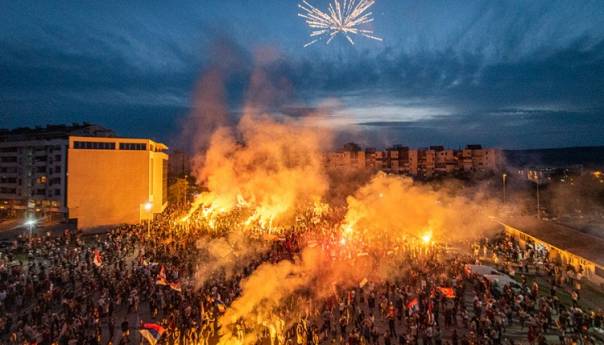 Crna Gora slavi i večeras: Sirene, vatrometi i kolone na ulicama