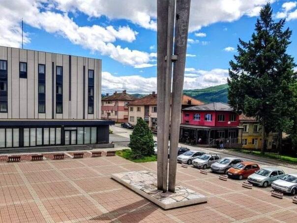 Crna realnost: Zatvorena jedina banka u bh. gradu, uskoro će se zatvoriti i jedina kafana