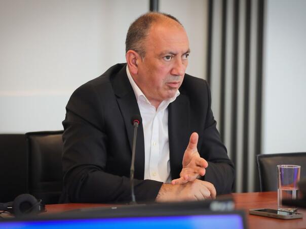 Crnadak: Dok Dodik ide u Ameriku, u RS danas poskupljuje struja