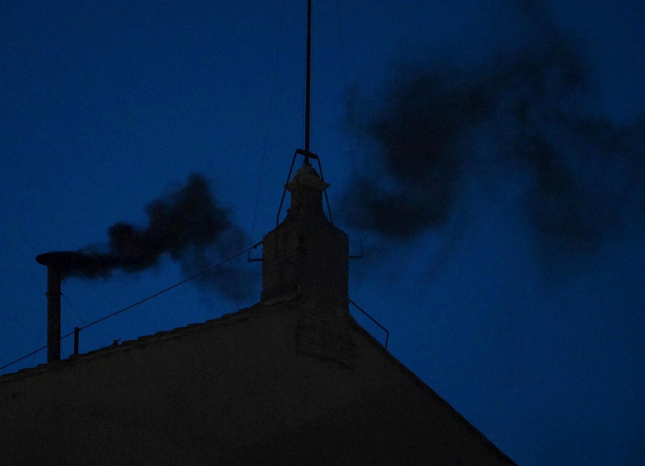 Crni dim iz dimnjaka Sikstinske kapele, još nije izabran novi papa